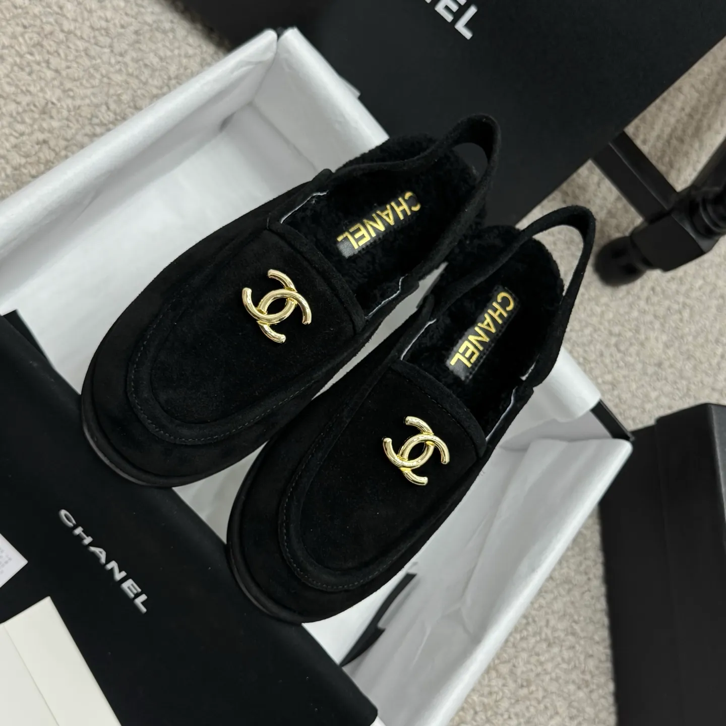 👟👟Ex-factory price 600👟👟 Classic model 🇨🇳ChaneL 25K Teddy fur loafers Simple and high-end design, super versatile! Double C logo embellishment! Imported suede has the texture of natural animal leather visible to the naked eye! The top version is stress-free when entering and exiting the cabinet. It has a bookish texture on the feet and feels great on the feet. Versatile item. ✅Upper: Customized imported suede. ✅Inner lining: imported lamb wool. ✅Outsole: imported genuine leather. ✅Size: 35-40. ✅Comes with a full set of packaging.